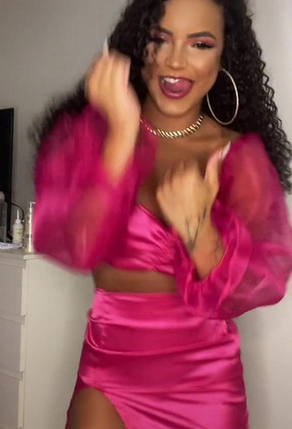 3. Hot Ziane Martins Shows Cleavage in Pink Crop Top