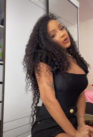 1. Captivating Ziane Martins Shows Cleavage in Black Top