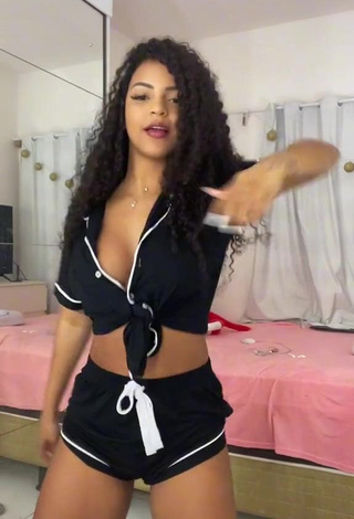 3. Sweet Ziane Martins Shows Cleavage in Cute Black Crop Top and Bouncing Tits