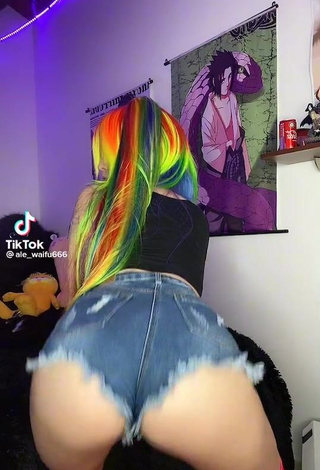 1. sexy teen twerking in shorts big ass tiktok