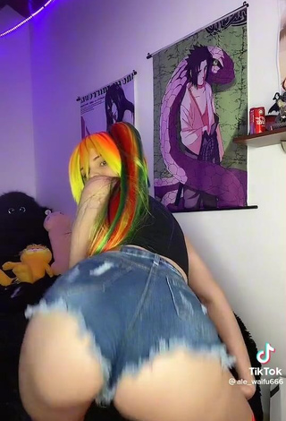 3. sexy teen twerking in shorts big ass tiktok