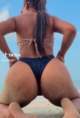 1. Erotic yenishd Shows Butt at the Beach