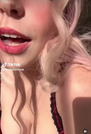 1. Erotic viraltubetiktok Shows Cleavage in Bra