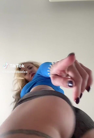 3. Captivating blondiebodxx Shows Butt