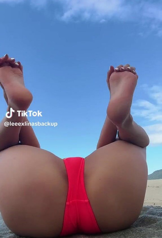 Cute leeexlinasbackup Shows Butt at the Beach while Leg Spread (Side Boob)