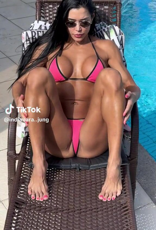 1. Erotic Indianara Jung Shows Cleavage in Bikini while Leg Spread (Side Boob)