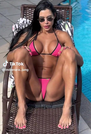 3. Erotic Indianara Jung Shows Cleavage in Bikini while Leg Spread (Side Boob)