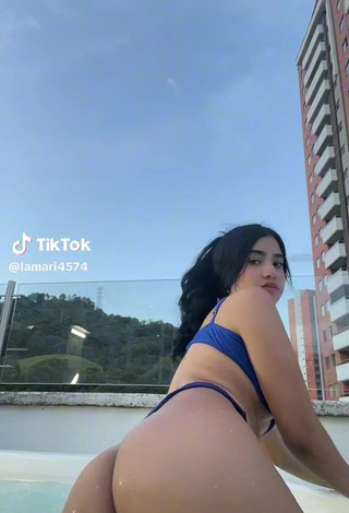 1. Erotic lamari4574 Shows Butt at the Swimming Pool while Twerking