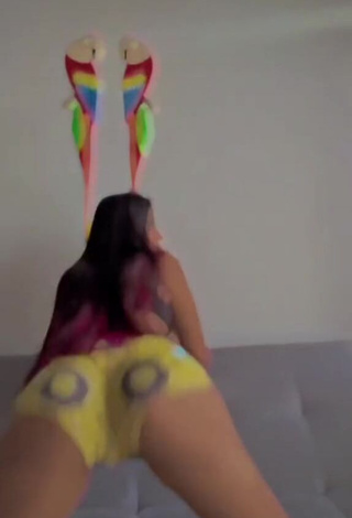 Beautiful Hanna Roldan Shows Butt while Twerking