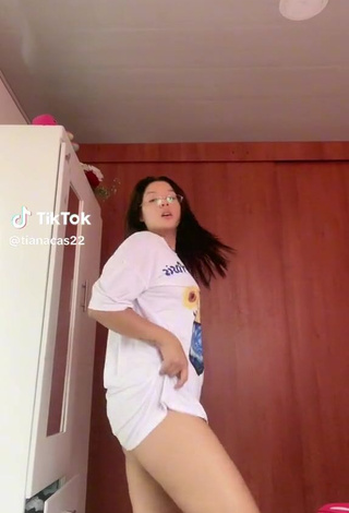 Erotic tianacas22 Shows Butt while Twerking (Upskirt)