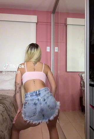 1. Erotic Thallita Treyce Shows Butt while Twerking