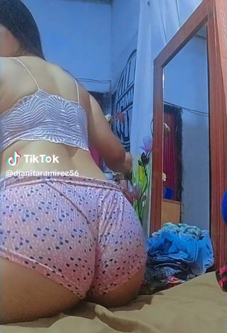 1. Irresistible Dianita Ramirez Shows Butt while Twerking