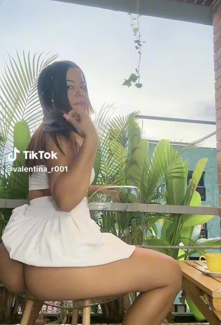 1. Erotic Valentina Rodriguez Shows Butt while Twerking (Upskirt)