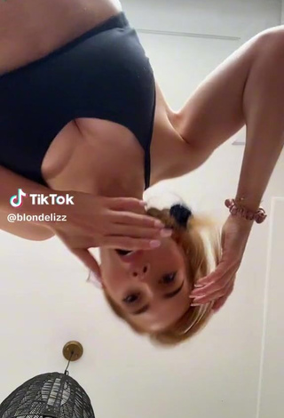 Irresistible blondelizz Shows Butt (Oops)