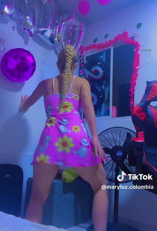 Erotic maryluz.colombia Shows Butt while Twerking (Upskirt)