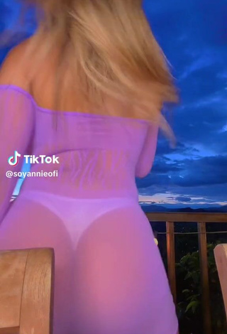 Erotic soyannieofi Shows Cameltoe while Twerking without Brassiere (Upskirt)