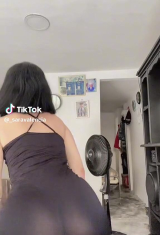 Erotic Sara Valencia Shows Butt while Twerking