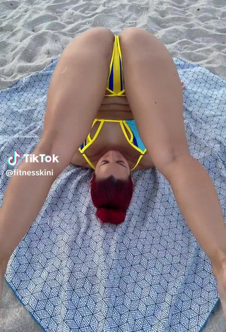 1. Erotic fitnesskini Shows Asshole while Leg Spread