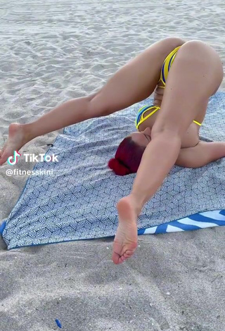 3. Erotic fitnesskini Shows Asshole while Leg Spread