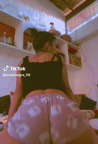 2. Erotic ovejanegra_98 Shows Cameltoe while Twerking