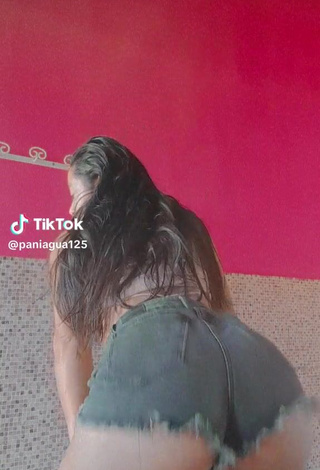 Erotic paniagua125 in Shorts while Twerking