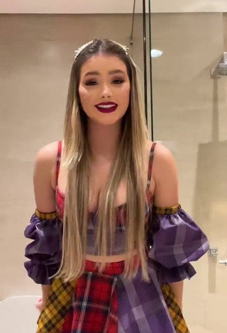 1. Sexy bela Shows Cleavage in Crop Top