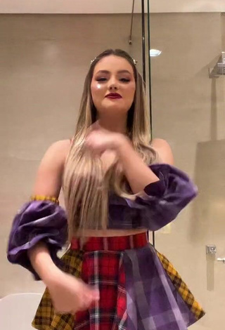 Sexy bela Shows Cleavage in Crop Top