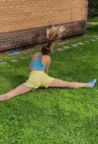 Diana Belitskay Looks Really Cute in Blue Crop Top while Stretching