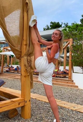 Diana Belitskay Looks Fine in White Crop Top at the Beach while Stretching