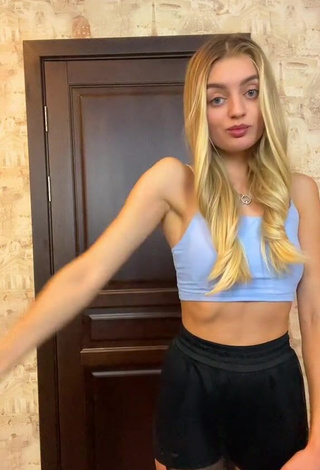 1. Diana Belitskay Looks Alluring in Blue Crop Top