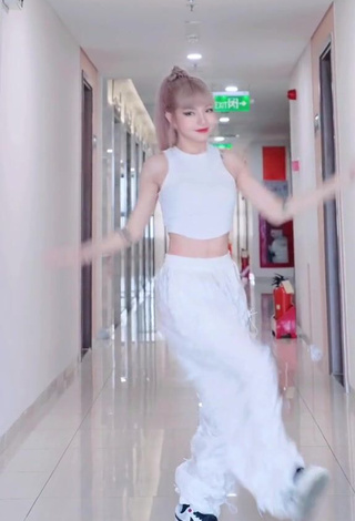 2. Wonderful Bùi Thảo Ly in White Crop Top