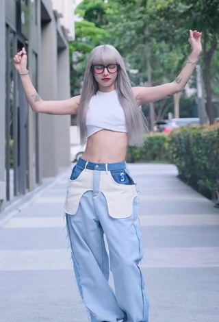 1. Seductive Bùi Thảo Ly in White Crop Top