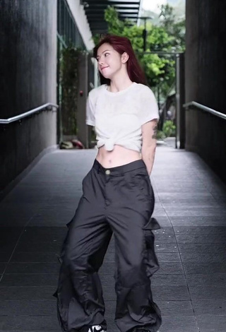 1. Sweetie Bùi Thảo Ly Shows Cleavage in White Crop Top