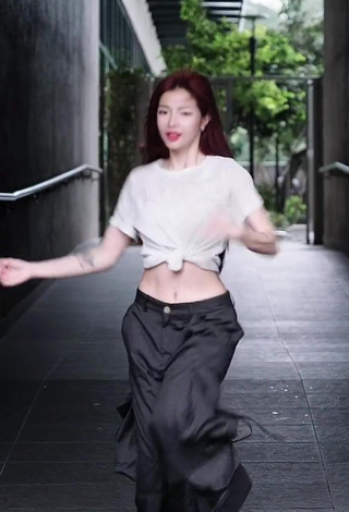 2. Sweetie Bùi Thảo Ly Shows Cleavage in White Crop Top