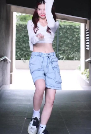 2. Hot Bùi Thảo Ly Shows Cleavage in White Crop Top