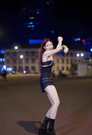 Erotic Bùi Thảo Ly in Top in a Street