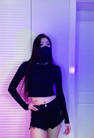 1. Han Qui in Cute Black Crop Top