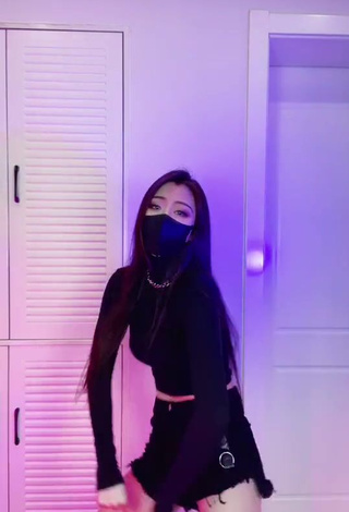 Han Qui in Cute Black Crop Top