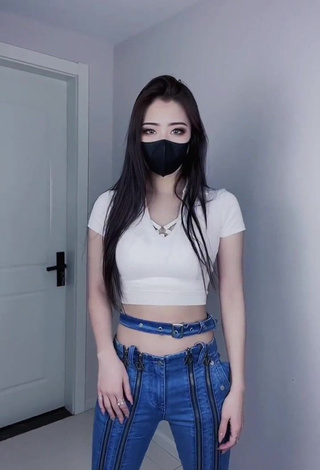 1. Adorable Han Qui in Seductive White Crop Top