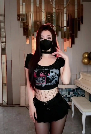 1. Cute Han Qui in Crop Top