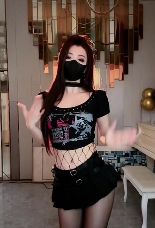 3. Cute Han Qui in Crop Top