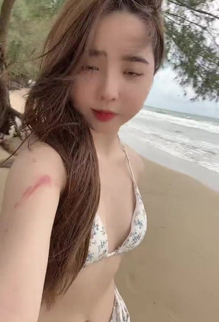 Erotic Cindy Diễm Mii Shows Cleavage in Bikini Top at the Beach (Side Boob)