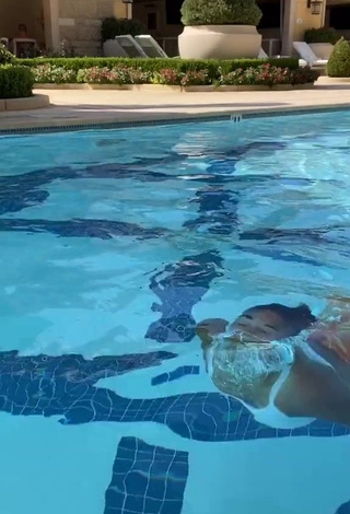 Irresistible Crissa Jackson Shows Nipples at the Pool