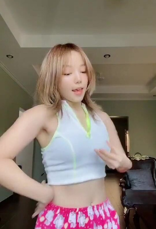 3. Dasuri Choi Shows Cleavage in Cute Crop Top