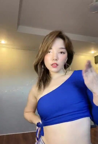 1. Magnetic Dasuri Choi Shows Cleavage in Appealing Blue Crop Top