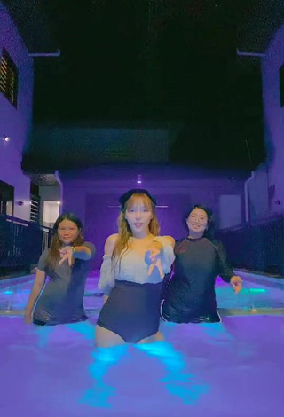 3. Hot Dasuri Choi Shows Cleavage in Swimsuit at the Swimming Pool