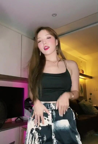 1. Beautiful Dasuri Choi Shows Cleavage in Sexy Black Crop Top