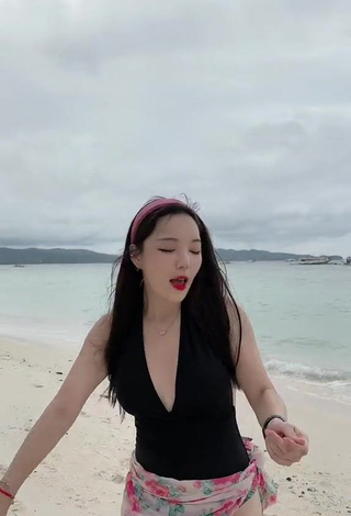 Irresistible Dasuri Choi Shows Cleavage in Black Swimsuit at the Beach (Side Boob)