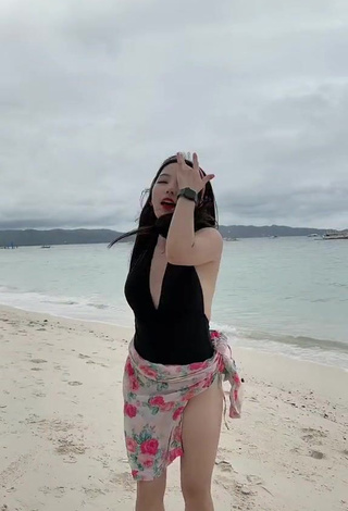 3. Irresistible Dasuri Choi Shows Cleavage in Black Swimsuit at the Beach (Side Boob)