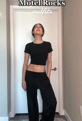 1. Captivating Elsarca Shows Cleavage in Black Crop Top (Side Boob)